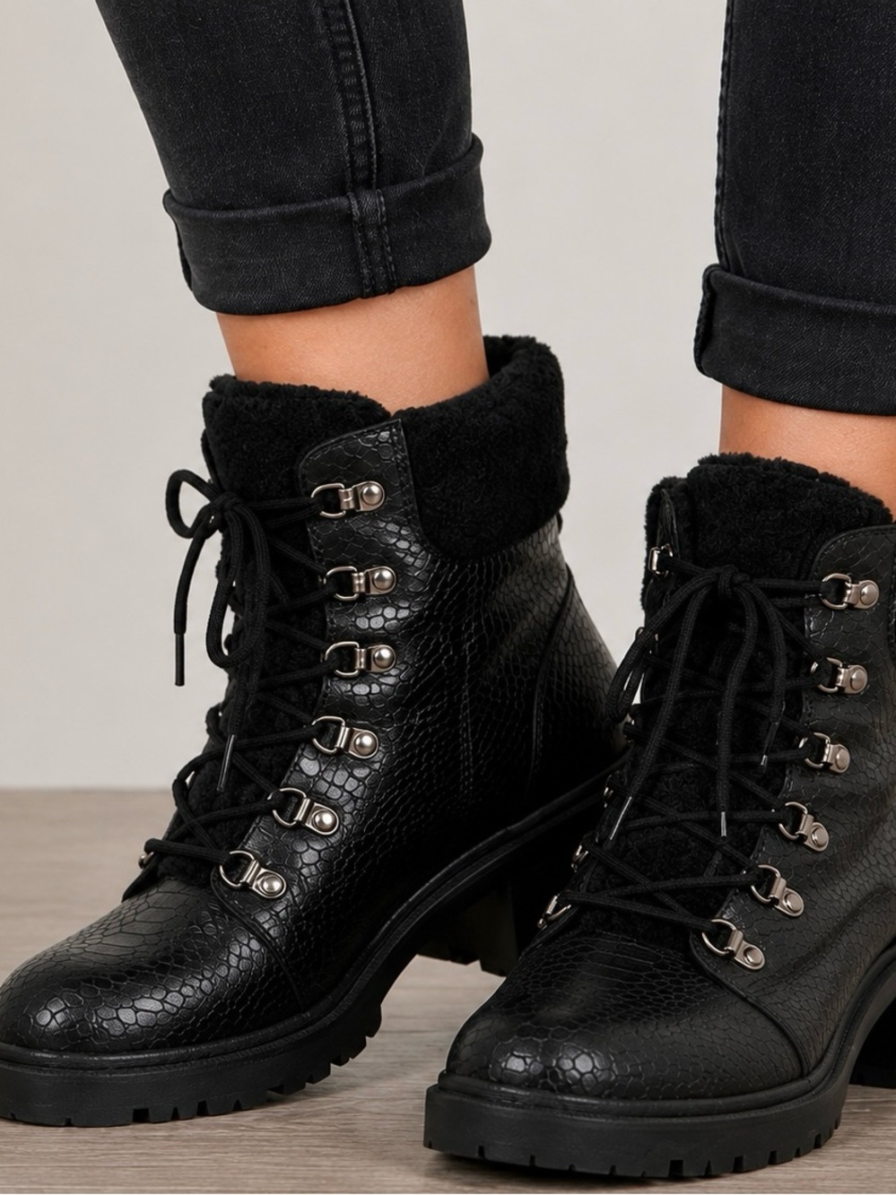 Vintage Foundry Boots Size 7 Black lace-up Faux fur lining